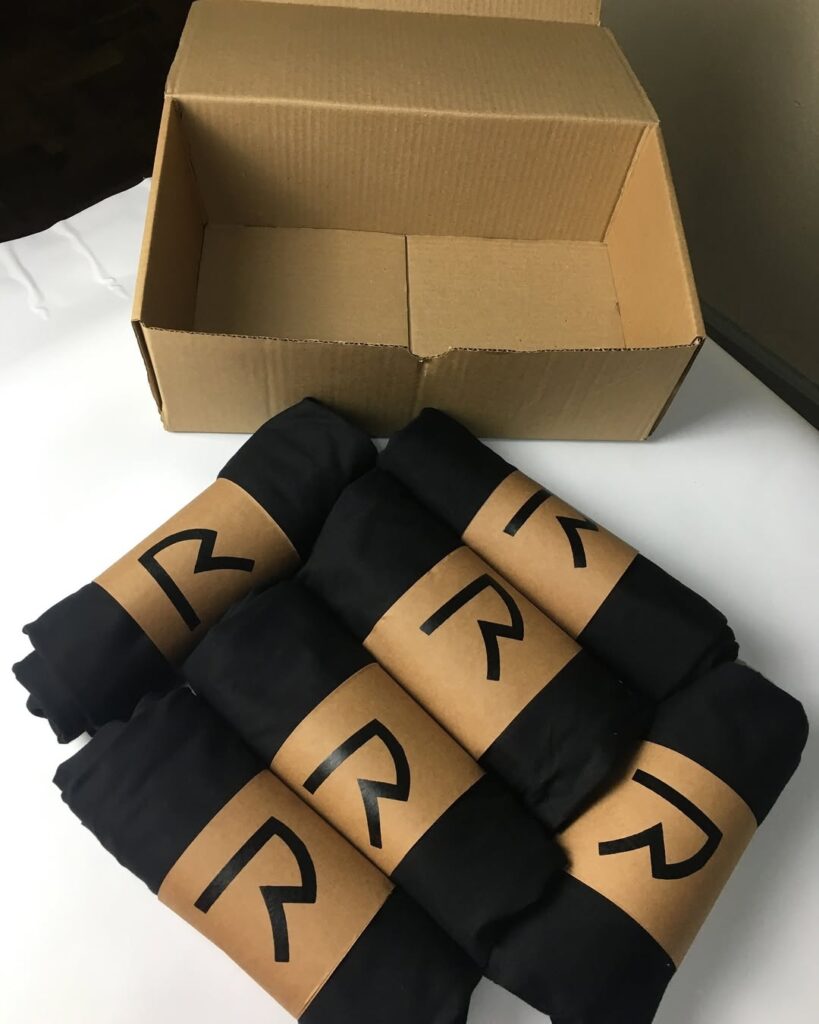 Imagem de camisetas personalizadas para empresas.